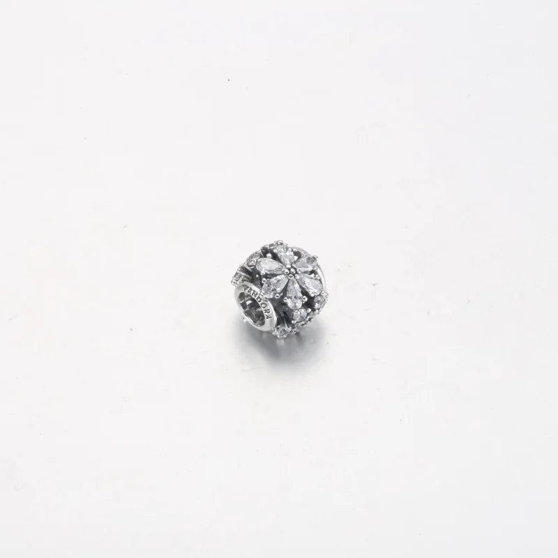 (image for) Pandora Sparkling Herbarium Cluster Round Charm - 792383C01 - View 4